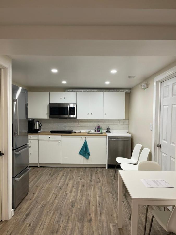 Katie Entire Basement 3 Bedrooms ชาร์ลอตต์ทาวน์ ภายนอก รูปภาพ